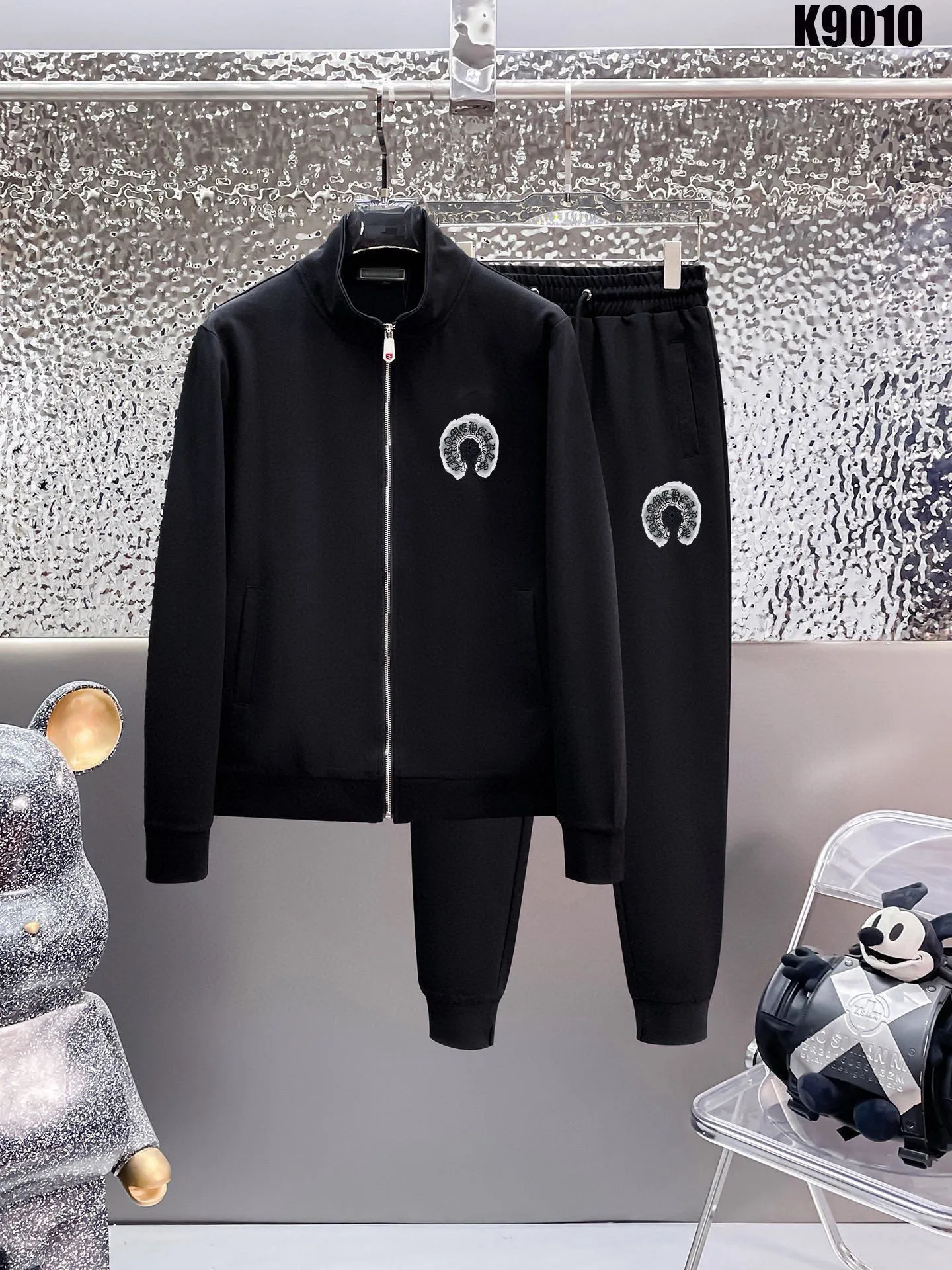 🅿️420 [ChampionHearts] (Fat Man Gospel) hot-selling suit is coming. Focus on the original version of the official website. 2025 new hot-selling cardigan sweater suit. The original order is the best. 🇭🇰The meticulous work of top designers. It has a fitting and perfect upper body effect. 100% natural high-quality Roman cotton, close-fitting comfort, noble and elegant! Original hardware embodies elegance and nobility! Counter size: M-5XL (maximum wear up to 220 pounds)